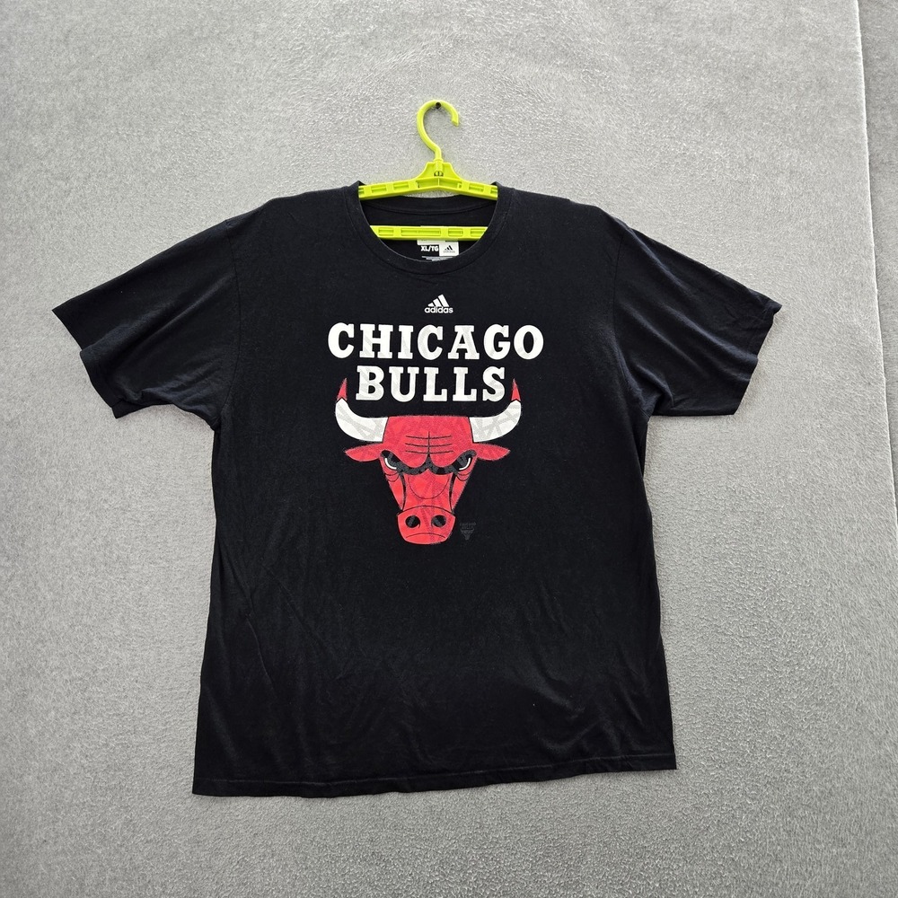Chicago Bulls Men Shirt XL Black Adidas Graphic THE GO-TO TEE Logo Short Sleeve